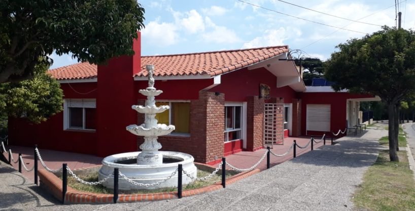Restaurante mas casa mas dos locales en venta en Los Cocos. (C96)